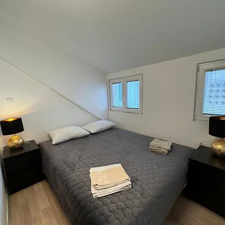 Modern, Spacious With Free Car Parking Split Exterior photo
