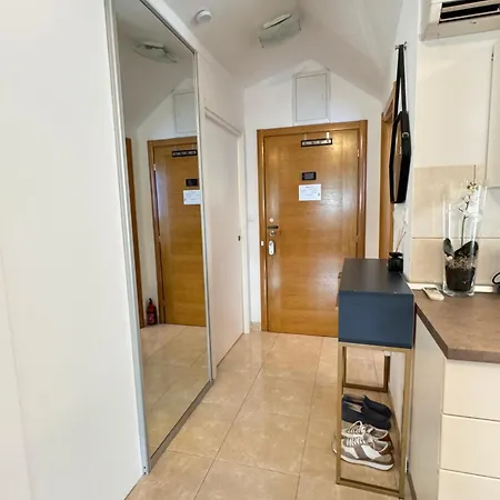 Modern, Spacious With Free Car Parking Split Exterior photo