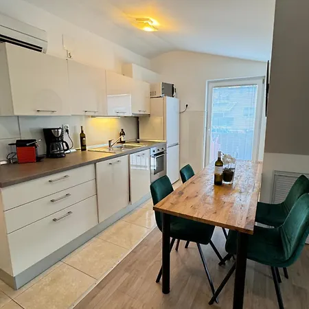 Modern, Spacious With Free Car Parking Split Exterior photo