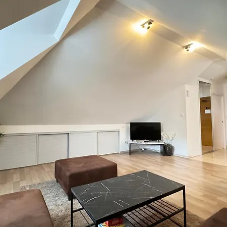 Modern, Spacious With Free Car Parking Split Exterior photo