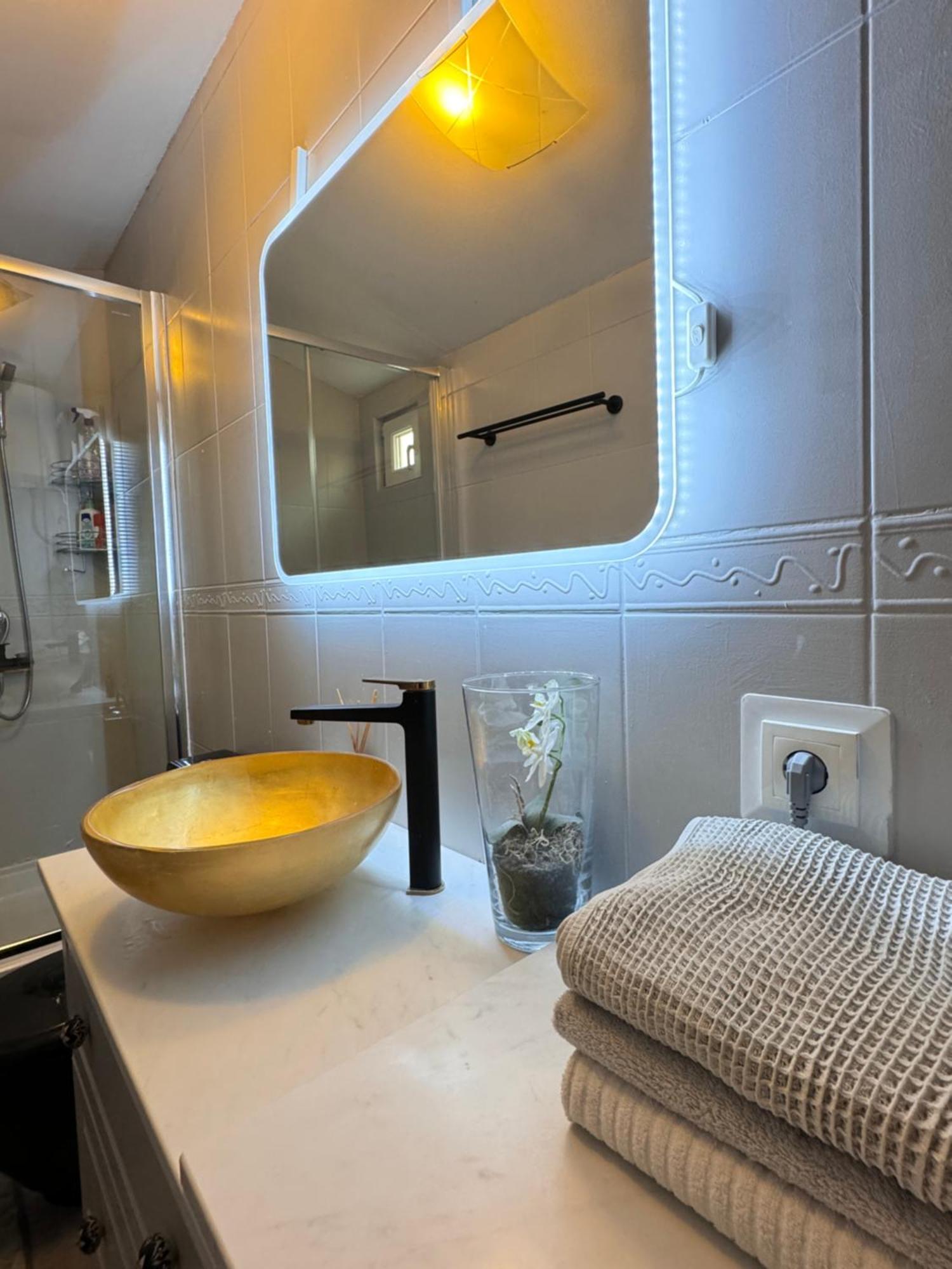 Modern, Spacious With Free Car Parking Apartment Split