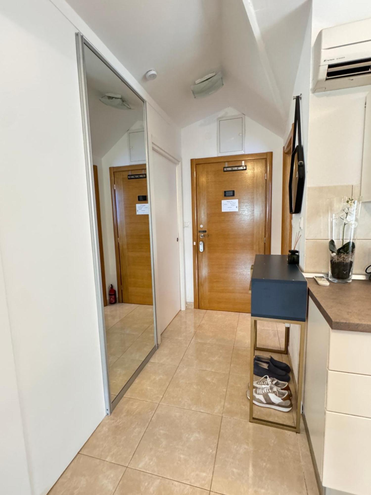 Apartment Modern, Spacious With Free Car Parking *