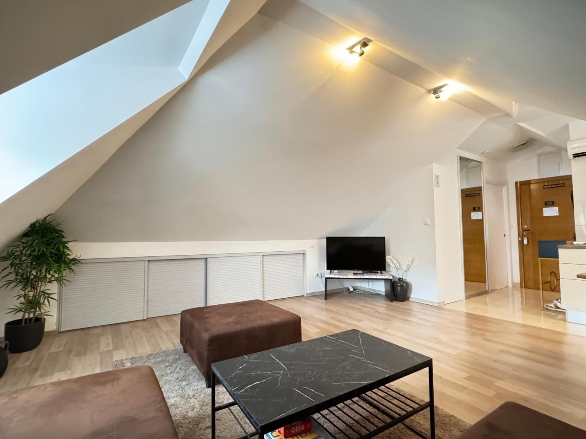 Modern, Spacious With Free Car Parking Apartment Split