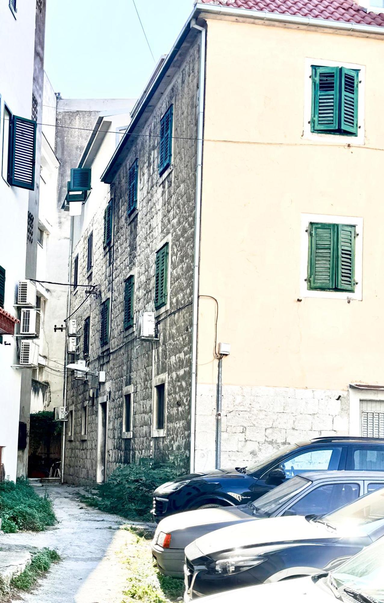 Modern, Spacious With Free Car Parking * Split
